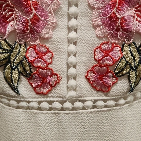 White with floral applications summer or homecoming dress. Size 1/2 - Picture 3 of 16